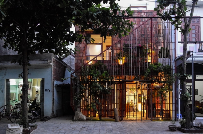 Ngôi nhà nhỏ ở Đà Nẵng xuất hiện ấn tượng trên báo Mỹ: Lấy cảm hứng từ nghệ thuật gấp giấy Nhật, mang thiên nhiên vào từng góc nhỏ