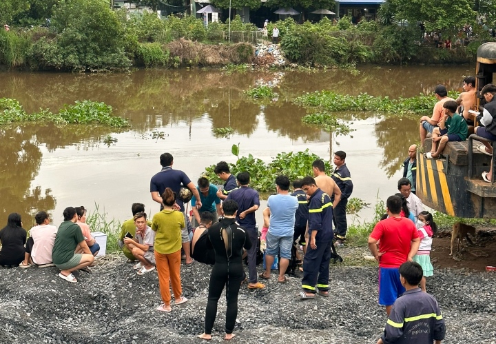 TP.HCM: Bơi qua sông sau cuộc nhậu, 2 thanh niên mất tích - Ảnh 1.