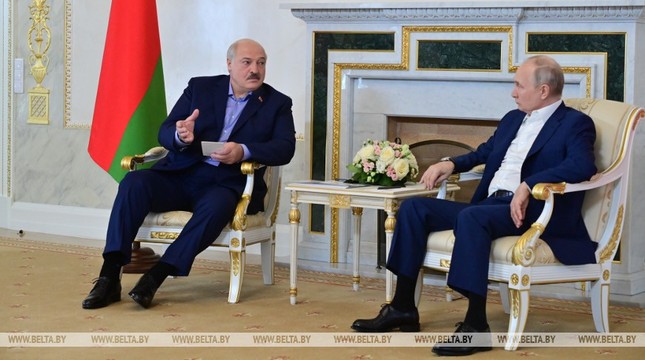 Ông Lukashenko cho ông Putin xem bản đồ quân đội Ba Lan đến gần biên giới Belarus - Ảnh 1.