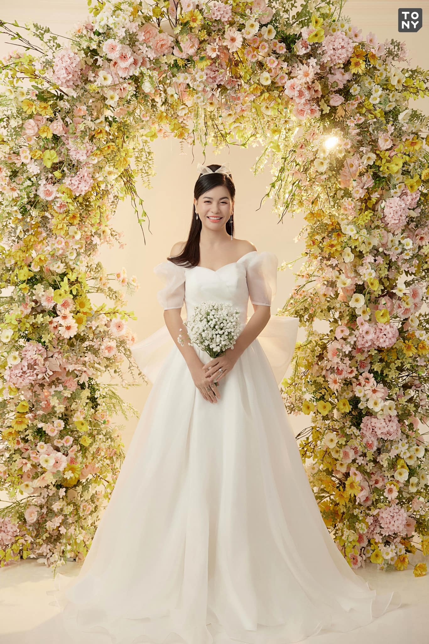 Những chiếc váy cưới lộng lẫy nhất năm của các sao Hoa ngữ | Vietnam+  (VietnamPlus)