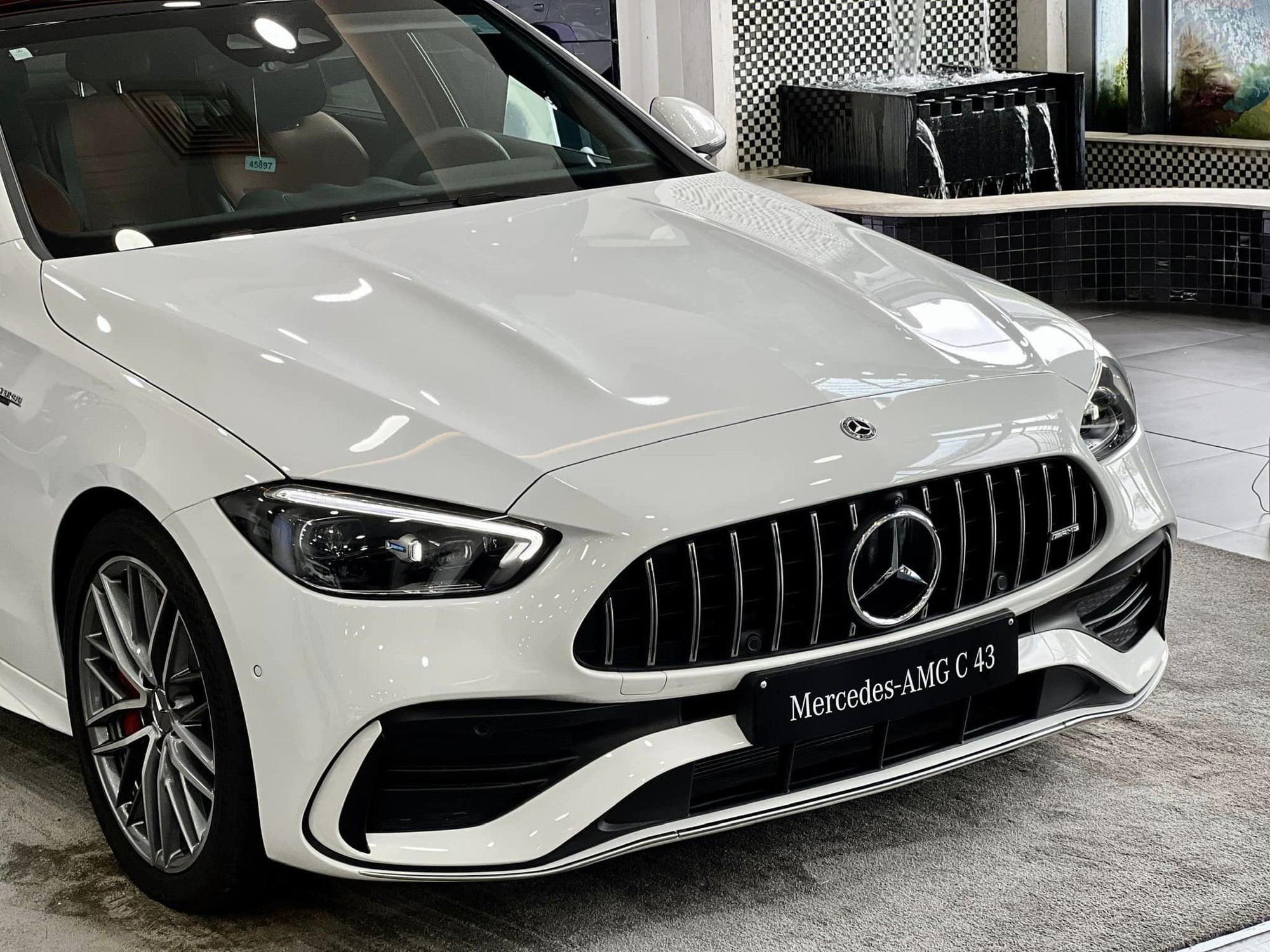 Ảnh thực tế Merccedes-AMG C 43 lắp ráp giá 2,96 tỷ vừa về đại lý: Nhiều chi tiết khác bản thường, mạnh hơn Porsche 911 - Ảnh 4.