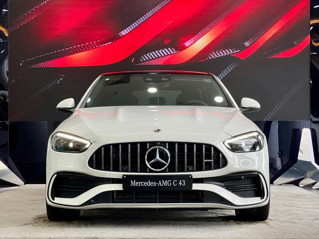 Ảnh thực tế Merccedes-AMG C 43 lắp ráp giá 2,96 tỷ vừa về đại lý: Nhiều chi tiết khác bản thường, mạnh hơn Porsche 911 - Ảnh 3.