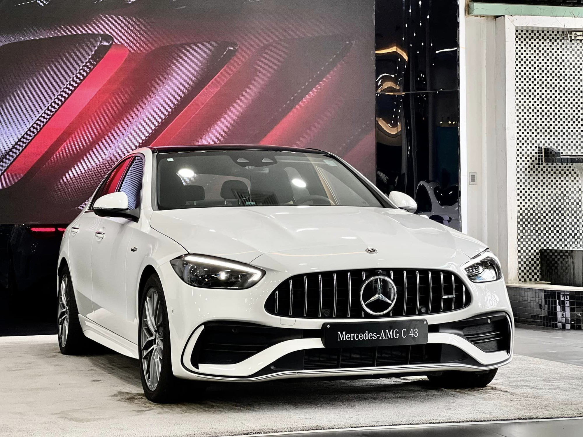 Ảnh thực tế Merccedes-AMG C 43 lắp ráp giá 2,96 tỷ vừa về đại lý: Nhiều chi tiết khác bản thường, mạnh hơn Porsche 911 - Ảnh 1.