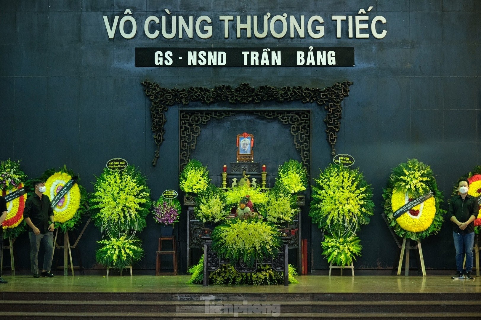 NSƯT Trần Lực và người thân tiễn biệt cha NSND Trần Bảng - Ảnh 2.