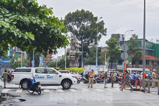 Thoát nạn trong gang tấc khi thấy cành cây cổ thụ sắp gãy xuống đường - Ảnh 4.