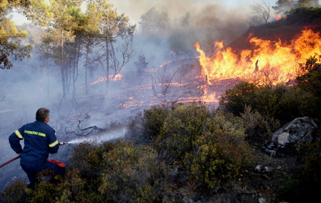Cháy rừng khốc liệt ở quốc gia châu Âu: Người dân ví chuyến sơ tán như địa ngục trần gian - Ảnh 1.