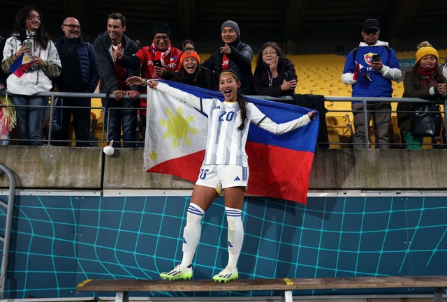 HLV chia sẻ xúc động sau khi nữ Philippines có chiến thắng lịch sử ở World Cup: Các cô gái đã thi đấu bằng cả trái tim - Ảnh 4.