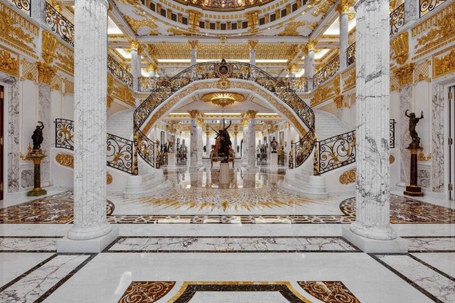 Cận cảnh bên trong căn biệt thự giá 4.800 tỷ đồng đắt nhất ở thành phố vàng Dubai: Nội thất dát vàng lá, đá cẩm thạch sáng lung linh  - Ảnh 1.