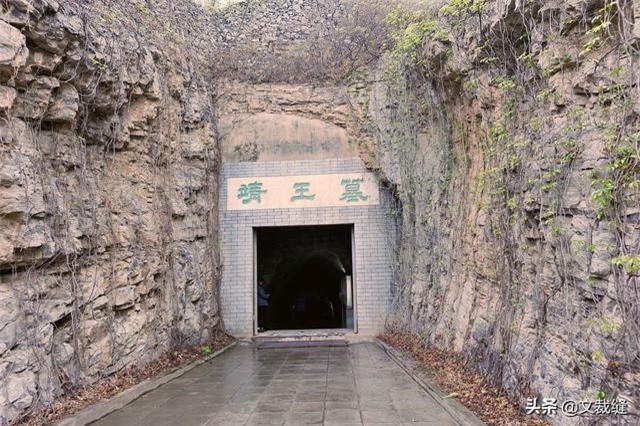 Công nhân phá núi xây hầm phát hiện một hố đen lạ, chuyên gia mất 3 tháng đào bới tìm ra “kho báu” - Ảnh 3.