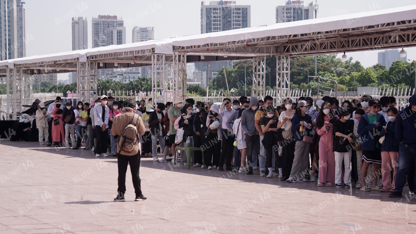 SVĐ Mỹ Đình HÔM NAY: Fan xếp hàng dài đổi vòng tay concert BLACKPINK dưới nắng gắt, người ngoại quốc và người lớn tuổi cũng có mặt - Ảnh 12.