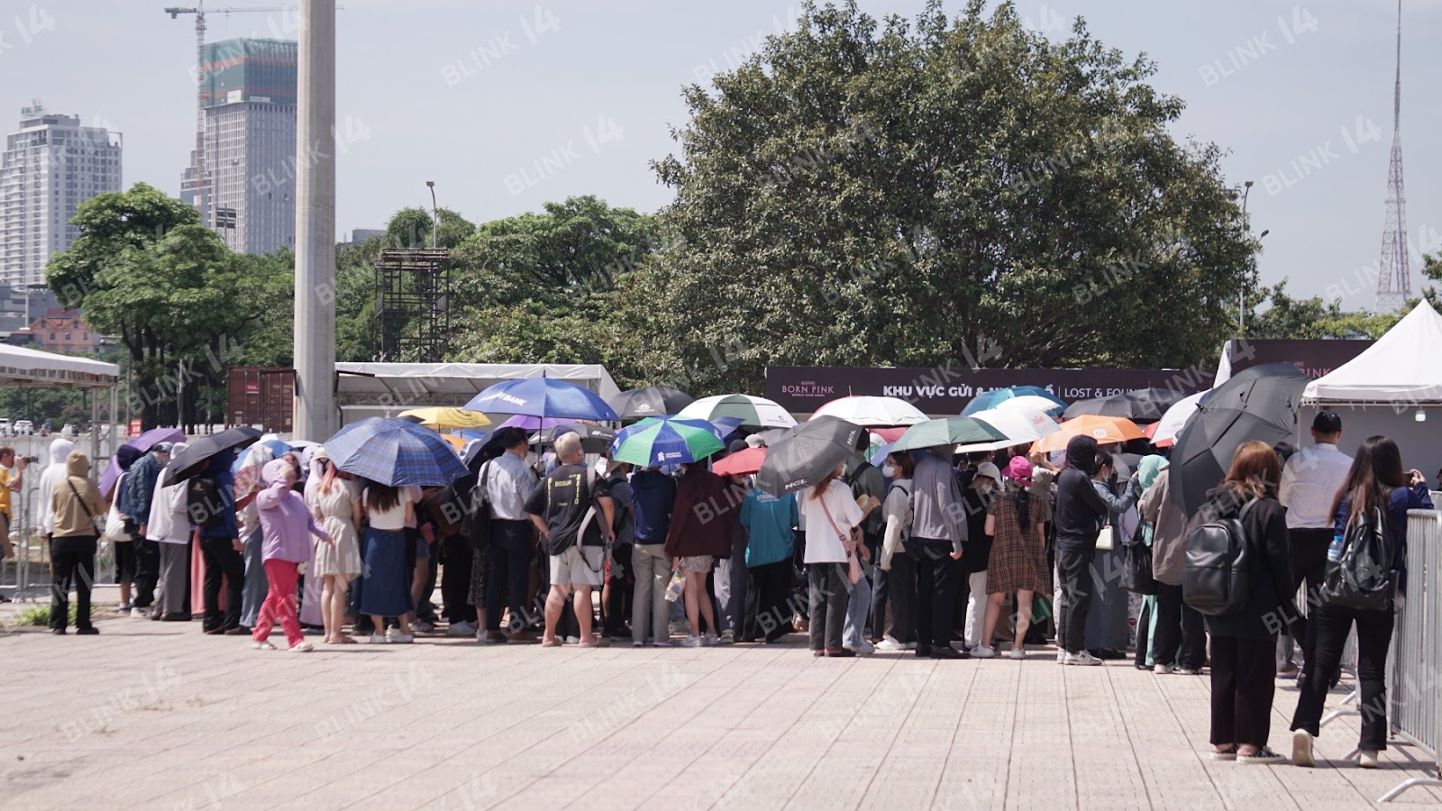 SVĐ Mỹ Đình HÔM NAY: Fan xếp hàng dài đổi vòng tay concert BLACKPINK dưới nắng gắt, người ngoại quốc và người lớn tuổi cũng có mặt - Ảnh 7.