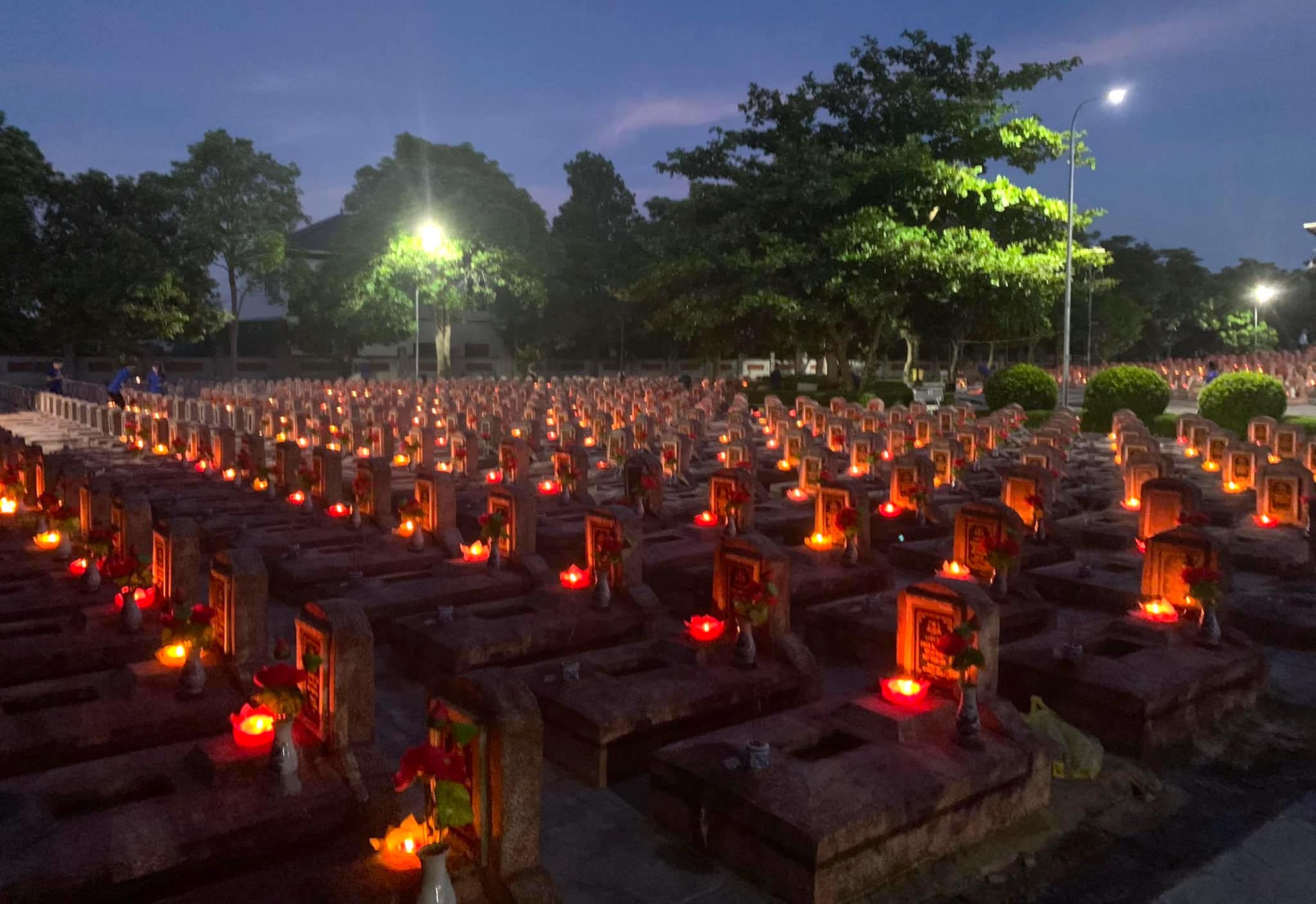 Trang nghiêm lễ cầu siêu, thắp nến tri ân các anh hùng liệt sĩ - Ảnh 8.