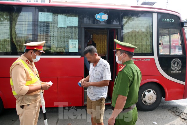 CSGT toàn quốc ra quân xử lý xe chở khách, container - Ảnh 1.