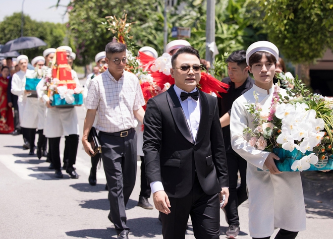  Lễ rước dâu của Phương Oanh và Shark Bình: Cô dâu thay áo dài trắng, rạng rỡ trên xe sang  - Ảnh 2.
