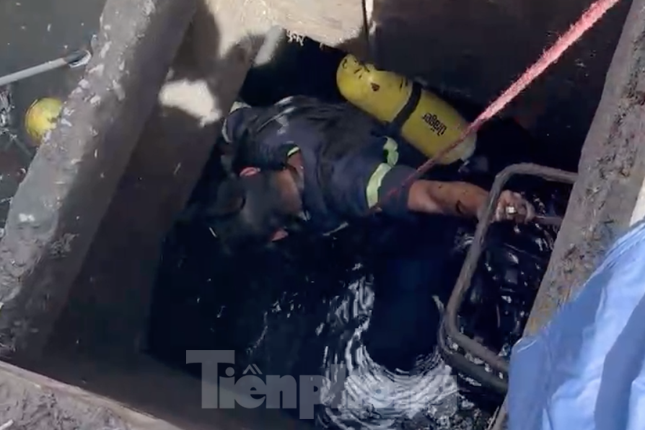 Phút nghẹt thở cứu nhóm công nhân bị ngạt khí trong cống thoát nước ở TPHCM - Ảnh 3.