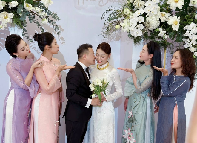  Lễ rước dâu của Phương Oanh và Shark Bình: Cô dâu thay áo dài trắng, rạng rỡ trên xe sang  - Ảnh 11.