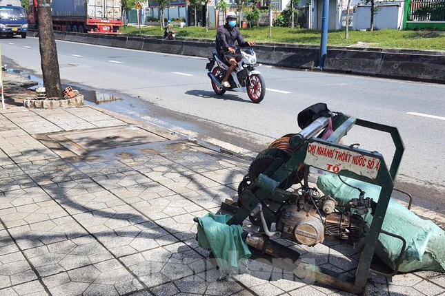 Phút nghẹt thở cứu nhóm công nhân bị ngạt khí trong cống thoát nước ở TPHCM - Ảnh 1.