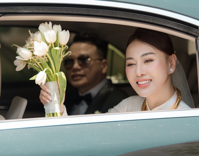  Lễ rước dâu của Phương Oanh và Shark Bình: Cô dâu thay áo dài trắng, rạng rỡ trên xe sang  - Ảnh 9.