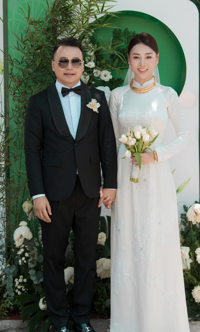  Lễ rước dâu của Phương Oanh và Shark Bình: Cô dâu thay áo dài trắng, rạng rỡ trên xe sang  - Ảnh 8.