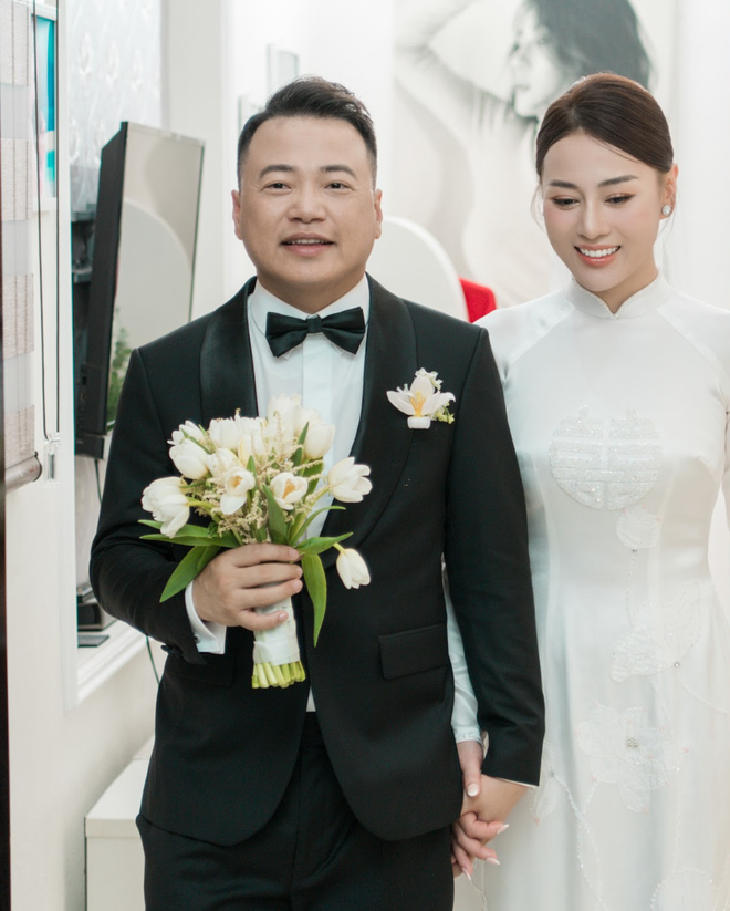  Lễ rước dâu của Phương Oanh và Shark Bình: Cô dâu thay áo dài trắng, rạng rỡ trên xe sang  - Ảnh 7.