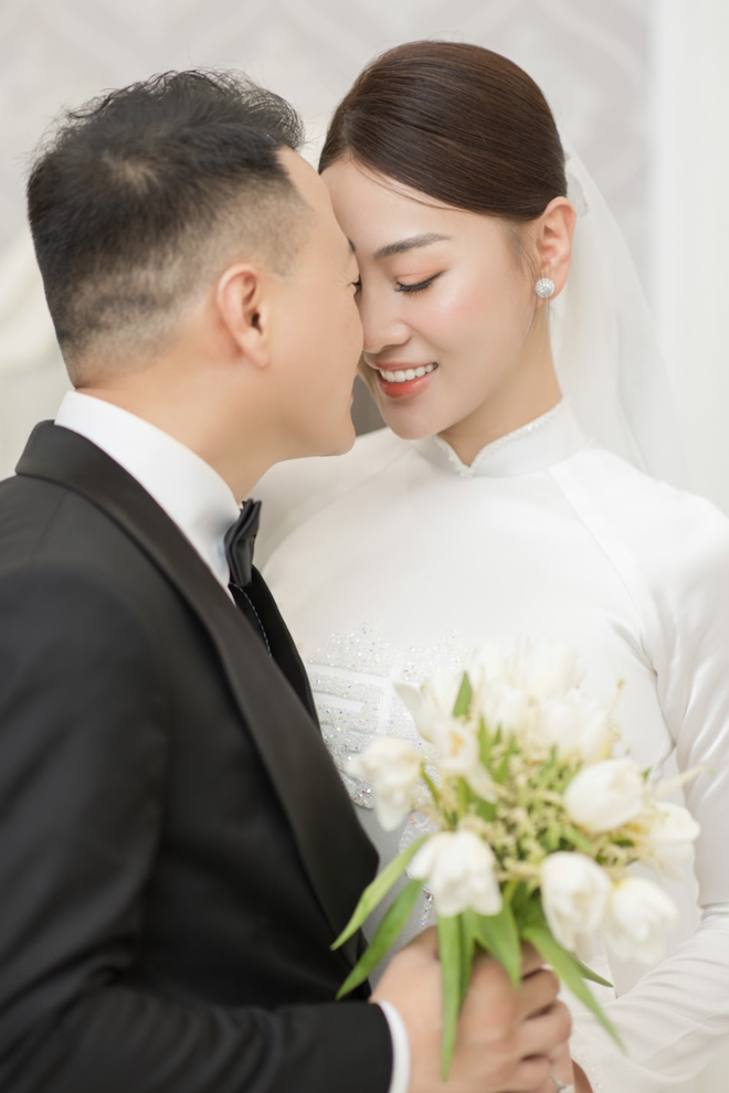  Lễ rước dâu của Phương Oanh và Shark Bình: Cô dâu thay áo dài trắng, rạng rỡ trên xe sang  - Ảnh 6.
