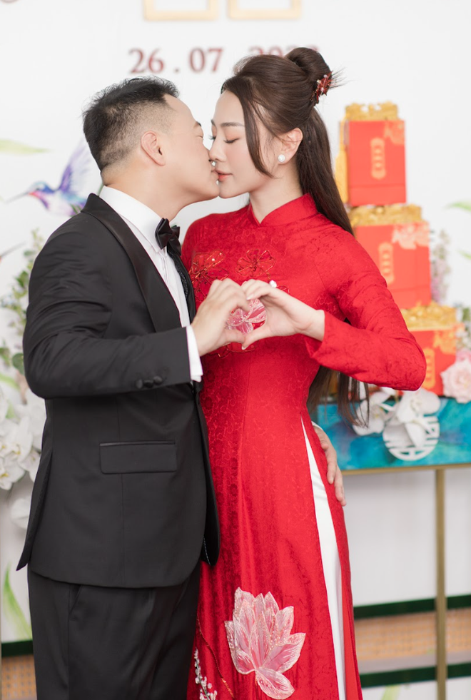 Lễ rước dâu của Phương Oanh và Shark Bình: Cô dâu thay áo dài trắng, rạng rỡ trên xe sang  - Ảnh 4.