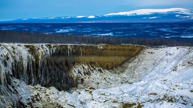 Tiết lộ cảnh quay cổng vào thế giới ngầm đang phát triển của Siberia - Ảnh 1.