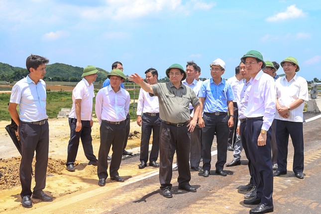 Thủ tướng khảo sát tuyến đường Đông – Tây của tỉnh Ninh Bình - Ảnh 1.