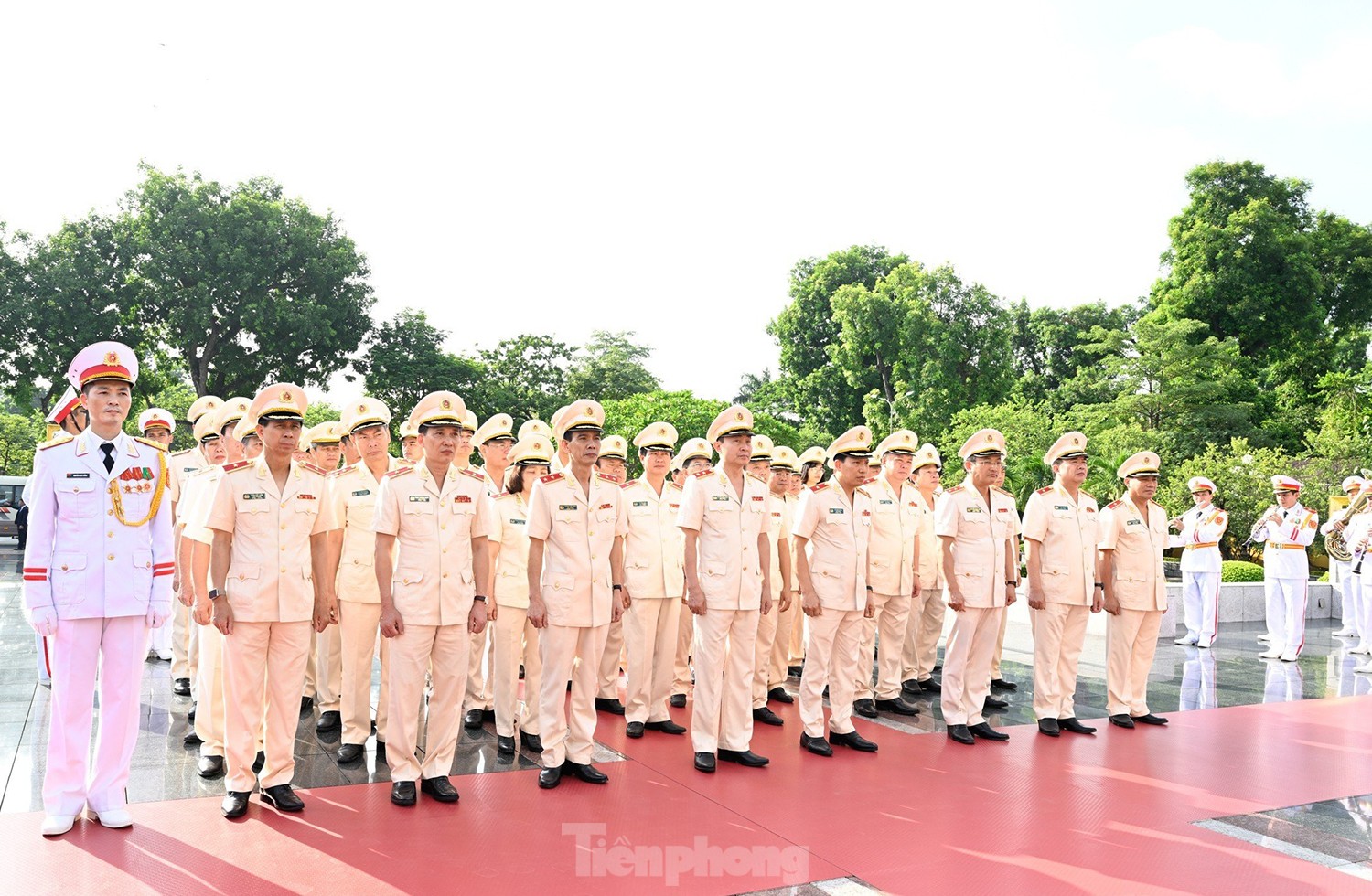 Lãnh đạo Đảng, Nhà nước vào Lăng viếng Chủ tịch Hồ Chí Minh và tưởng niệm các Anh hùng liệt sĩ - Ảnh 6.