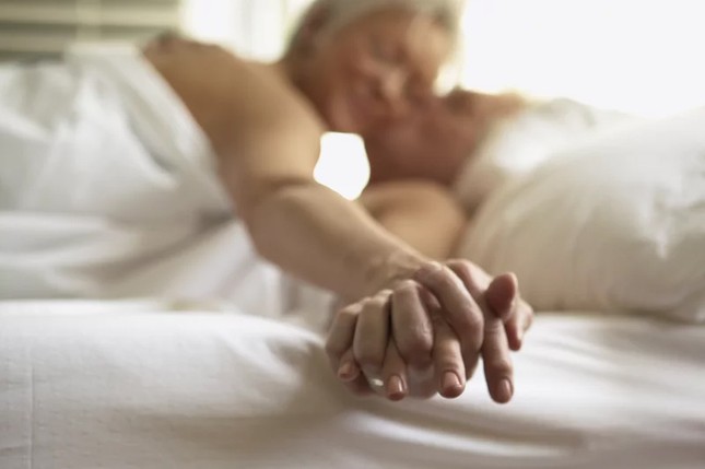 Nghiên cứu bất ngờ: Sex tuyệt vời khi chúng ta già đi - Ảnh 1.