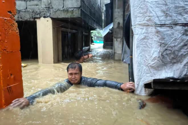 Bão Doksuri càn quét Trung Quốc và Philippines: Chôn vùi nhà cửa, nước lũ ngập đến cổ - Ảnh 1.
