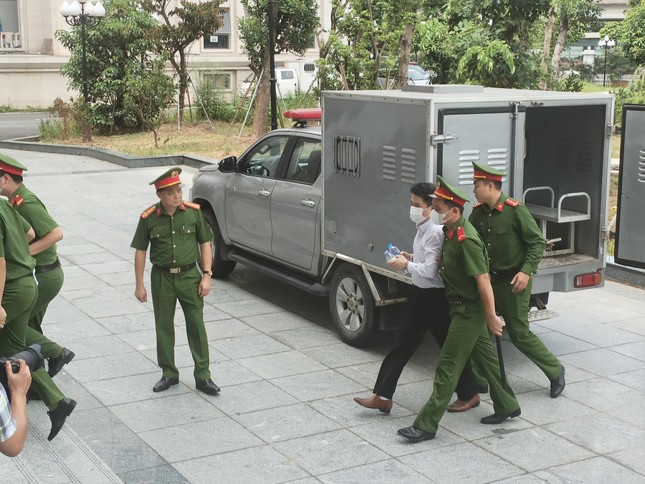 Các bị cáo đã được dẫn giải tới tòa nghe tuyên án