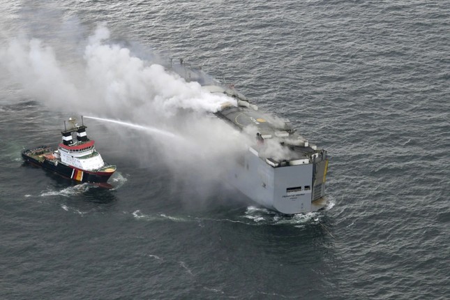 Đám cháy trên con tàu chở 3.000 xe hơi có thể kéo dài nhiều ngày - Ảnh 5.