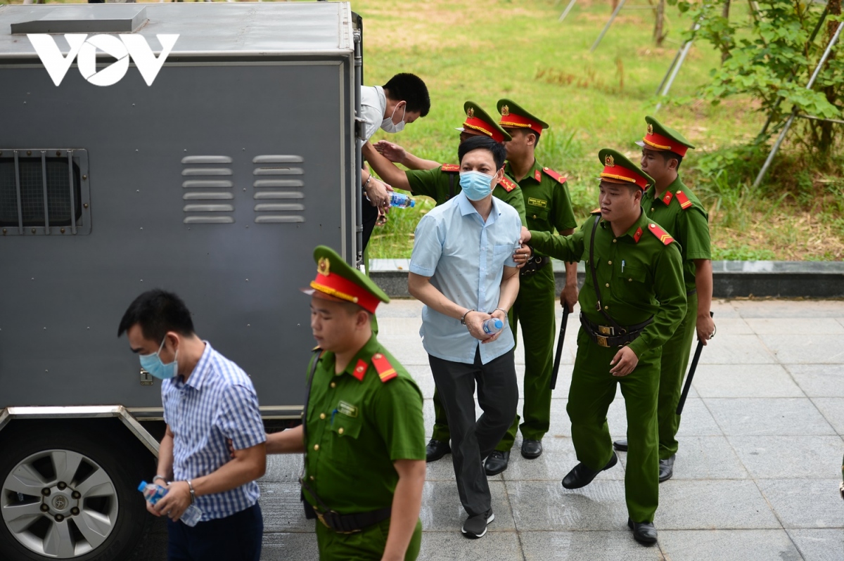 Tuyên án vụ chuyến bay giải cứu: Bị cáo Phạm Trung Kiên cúi gằm mặt khi vào tòa - Ảnh 12.