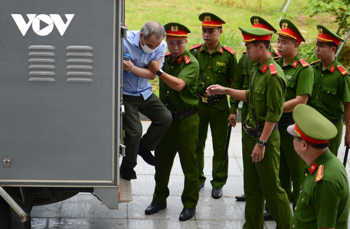 Tuyên án vụ chuyến bay giải cứu: Bị cáo Phạm Trung Kiên cúi gằm mặt khi vào tòa - Ảnh 1.