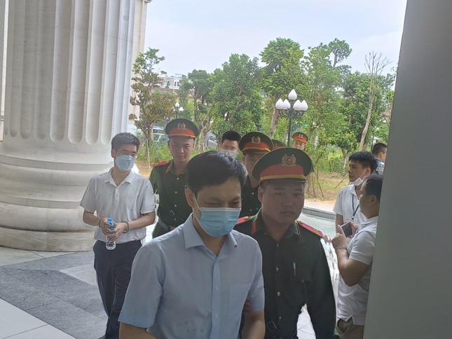 Các bị cáo đã được dẫn giải tới tòa nghe tuyên án - Ảnh 5. Các bị cáo đã được dẫn giải tới tòa nghe tuyên án - Ảnh 5.