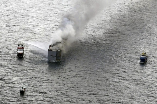 Đám cháy trên con tàu chở 3.000 xe hơi có thể kéo dài nhiều ngày - Ảnh 4.