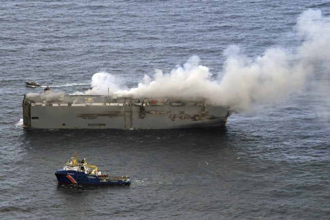 Đám cháy trên con tàu chở 3.000 xe hơi có thể kéo dài nhiều ngày - Ảnh 2.