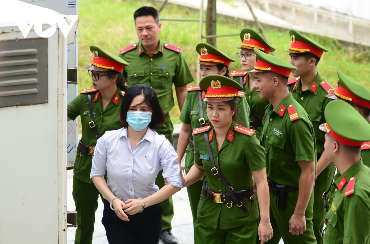 Tuyên án vụ chuyến bay giải cứu: Bị cáo Phạm Trung Kiên cúi gằm mặt khi vào tòa - Ảnh 8.