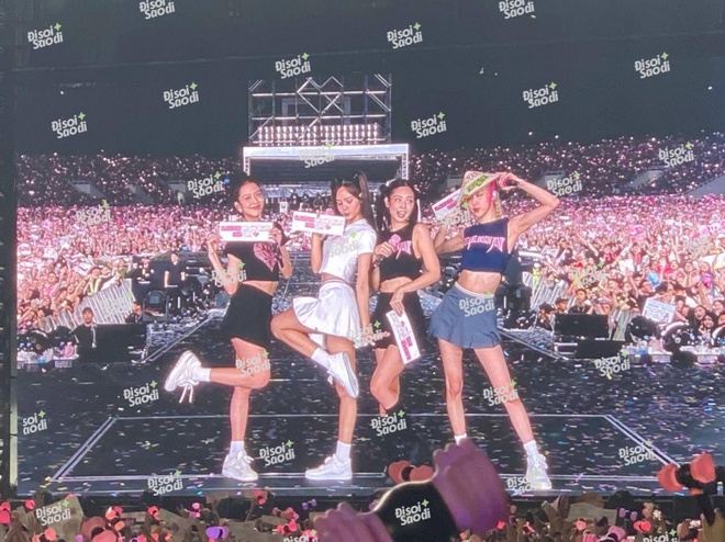 Sao Việt với concert BLACKPINK: Phương Nga xem lần 3 vẫn mê mẩn, 1 nam ca sĩ bị vật thể lạ rơi vào người - Ảnh 12.