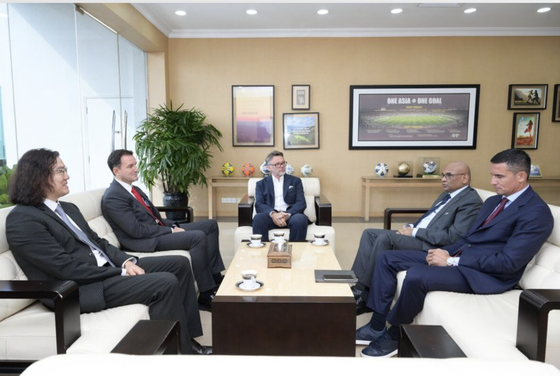 Tổng thư ký AFC gặp gỡ HLV Troussier, Tim Cahill cùng một số nhà cầm quân tại châu Á - Ảnh 1.