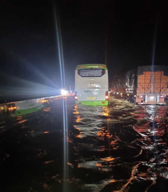 Cao tốc Dầu Giây – Phan Thiết ngập khoảng 0,7m, xe phải lưu thông qua quốc lộ - Ảnh 2.