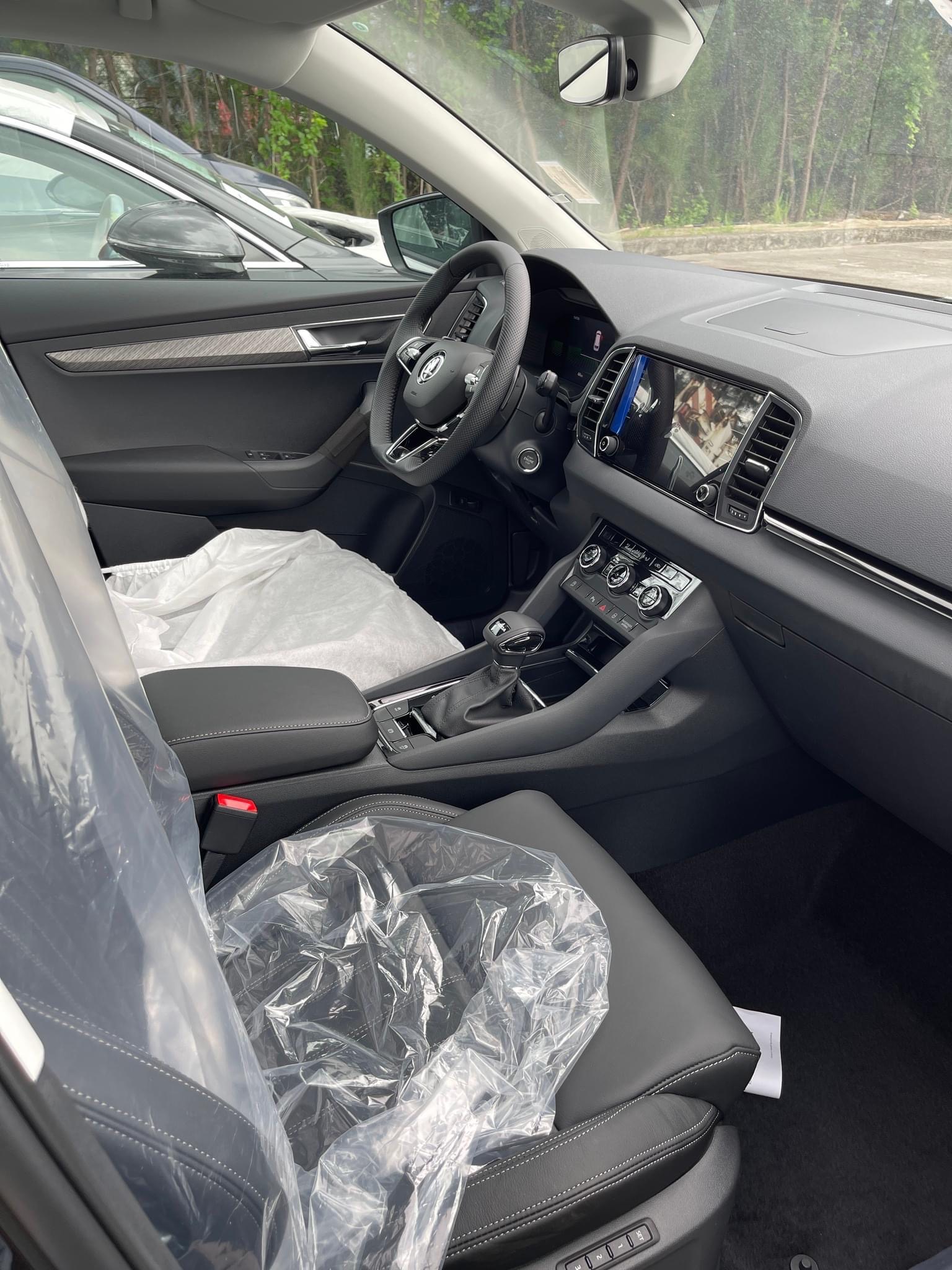Skoda Karoq lộ diện tại Việt Nam: Cùng cỡ Corolla Cross, nội thất có nhớ ghế và lẫy chuyển số - Ảnh 4.