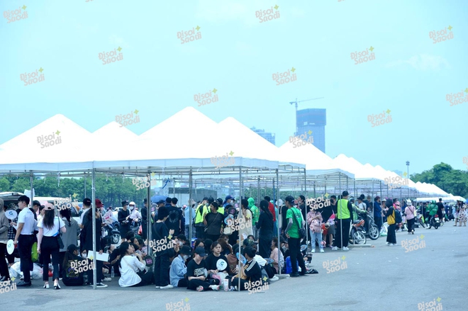 CỰC HOT: 4 mỹ nhân BLACKPINK rời khách sạn di chuyển đến sân khấu tổng duyệt concert tại Hà Nội - Ảnh 16.
