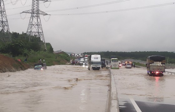 Cao tốc Dầu Giây – Phan Thiết ngập khoảng 0,7m, xe phải lưu thông qua quốc lộ - Ảnh 1.