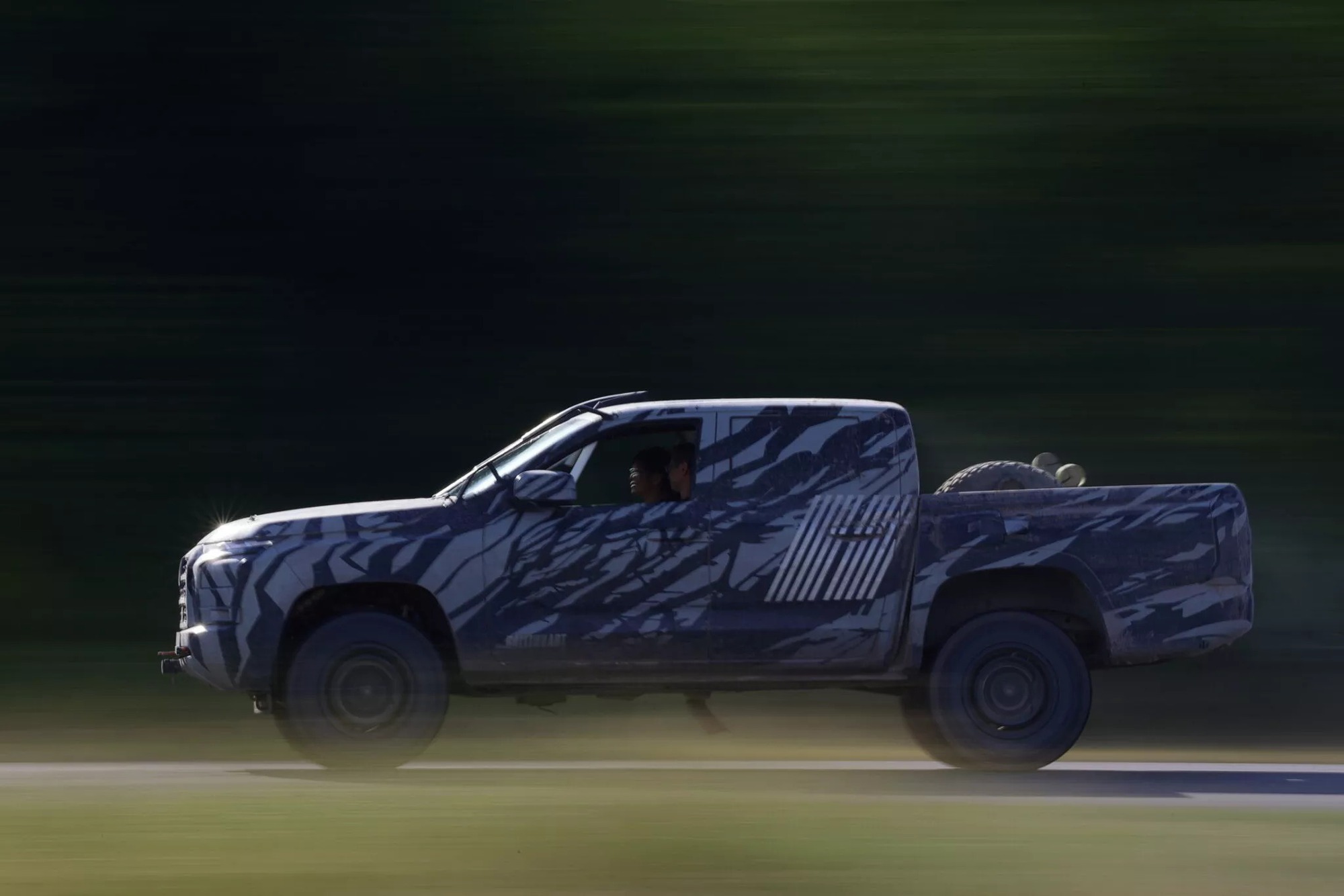 Mitsubishi mang Triton 2024 đi đua để chứng minh chất lượng, khách Việt nôn nóng chờ ngày ra mắt - Ảnh 5.