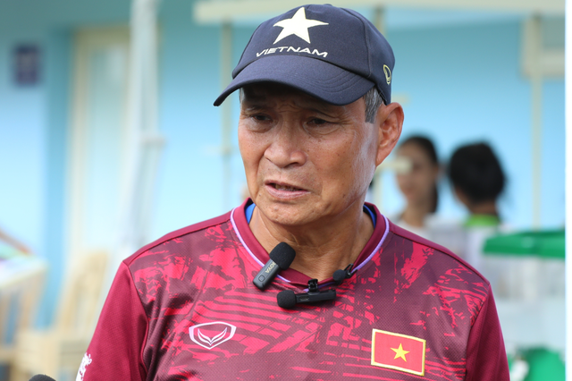 HLV Mai Đức Chung nhắc lại bài học Phí Minh Long, nói lời khôn khéo khi được hỏi về đội tuyển Mỹ - Ảnh 2.