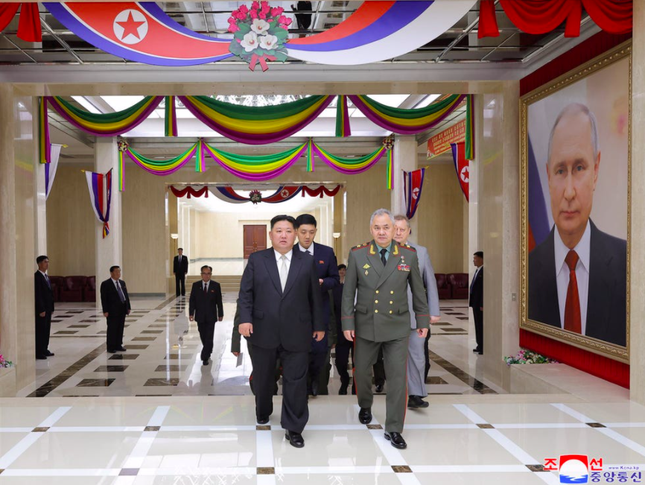 Chân dung khổng lồ của Tổng thống Nga Putin được treo trang trọng ở Triều Tiên - Ảnh 2.