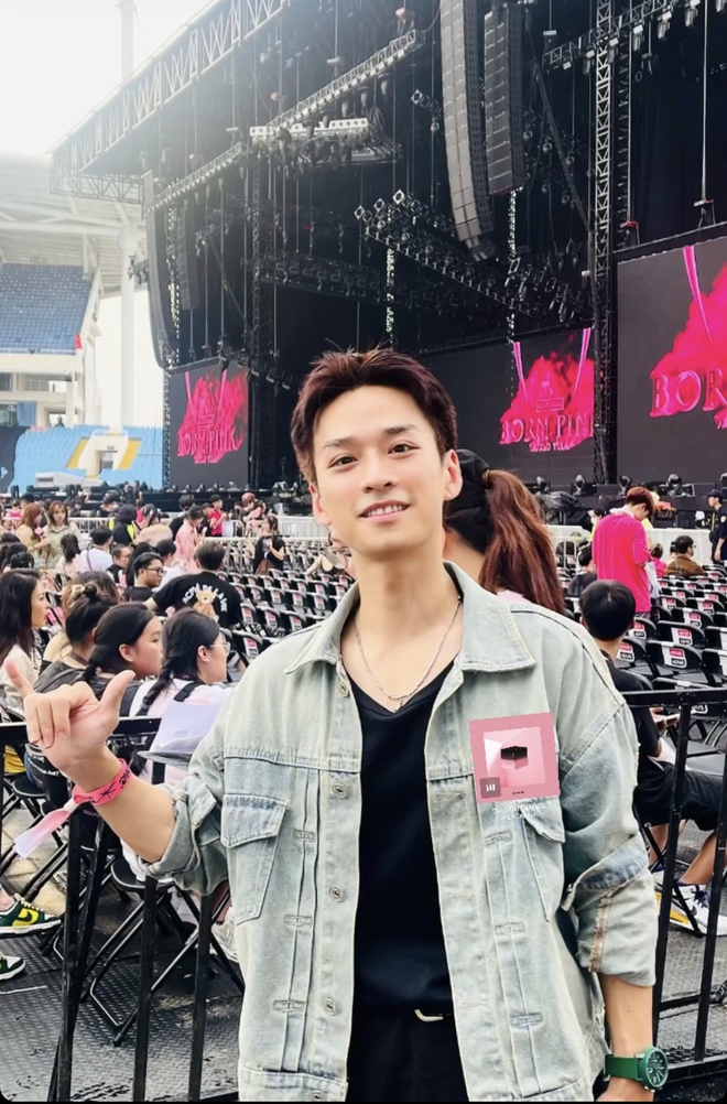  Dàn sao đổ bộ ngày 2 concert BLACKPINK tại Hà Nội: Jun Vũ - S.T Sơn Thạch - Min tụ hội, Hot girl Tây Hồ xuất hiện giờ chót!  - Ảnh 10.