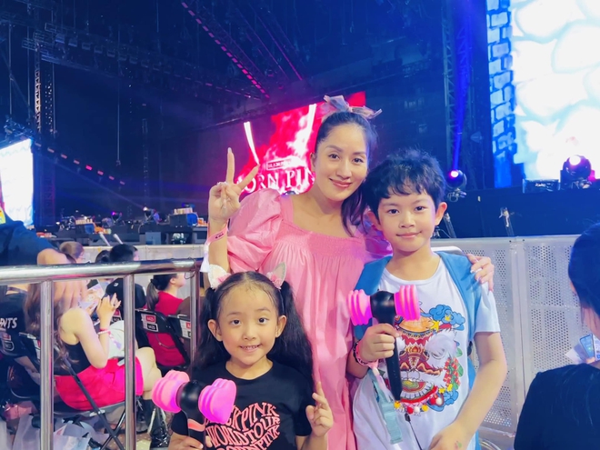 Á hậu Phương Nga bật khóc, mẹ bầu Khánh Thi đưa 2 nhóc tỳ đu idol và 7749 cảm xúc của sao Việt trong ngày 2 concert BLACKPINK - Ảnh 4.